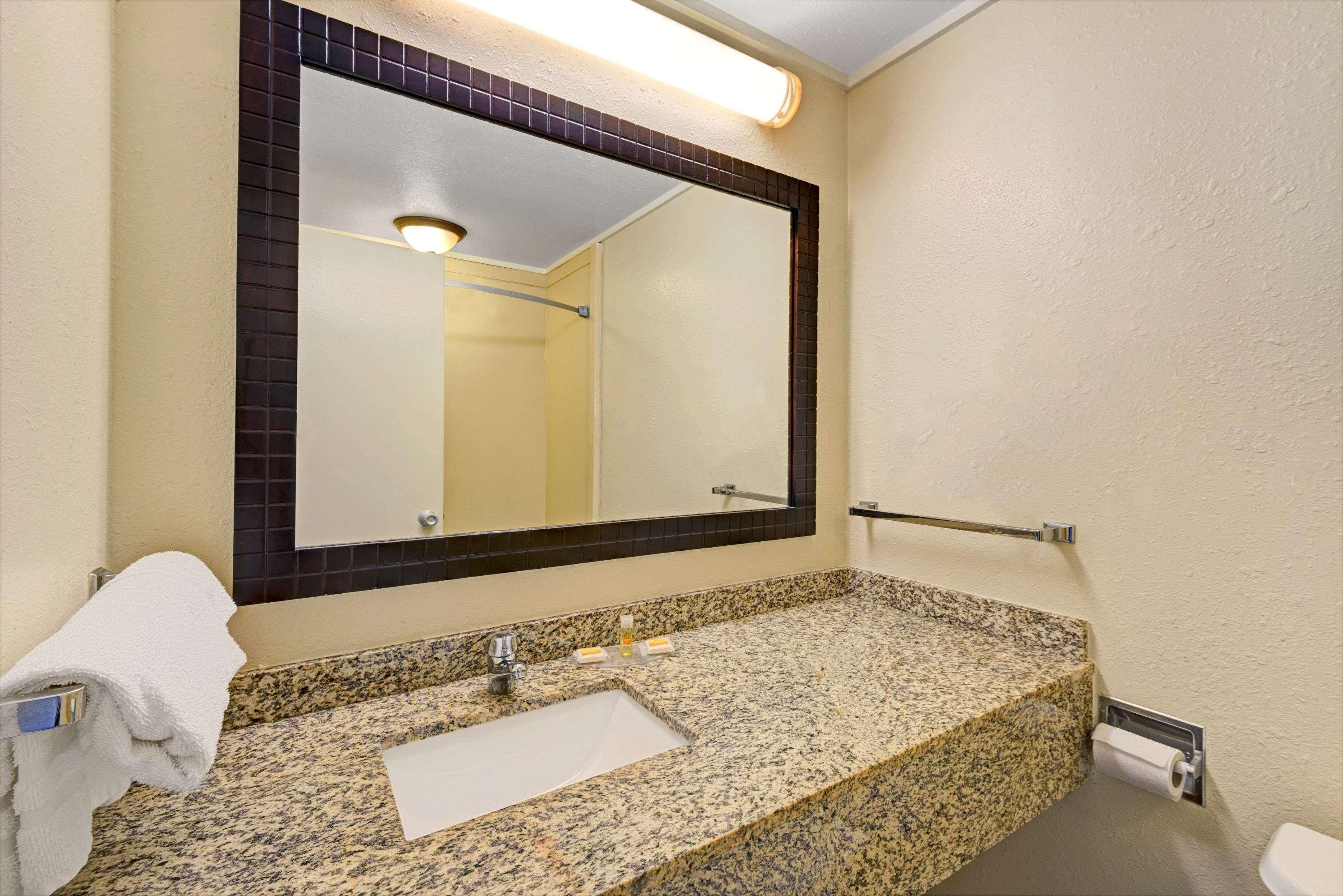 Days Inn By Wyndham Kittery Bagian luar foto